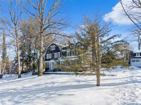 534 Pelham Manor Rd, Pelham, NY 10803