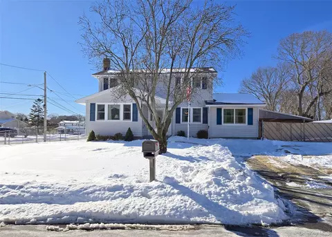 12 Galaxie Ln, Selden, NY 11784