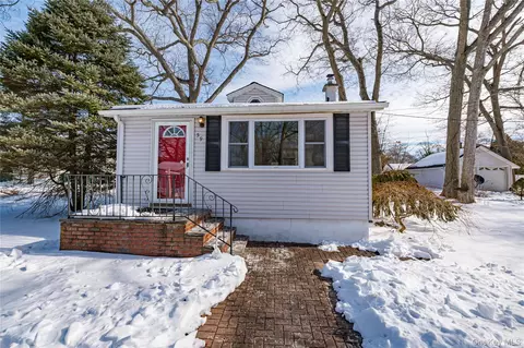 59 Webster Ave, Lake Ronkonkoma, NY 11779