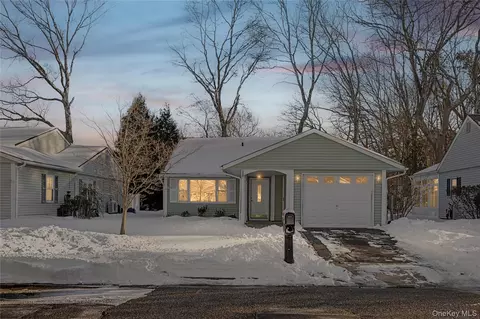 190 Edinburgh Dr, Ridge, NY 11961