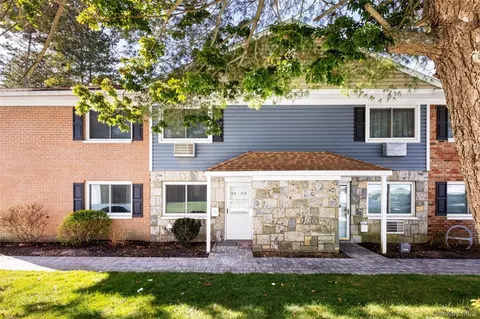 40 W 4th St #215, Patchogue, NY 11772