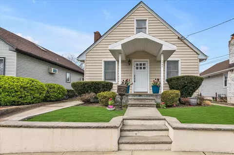 3080 Roxbury Rd, Oceanside, NY 11572