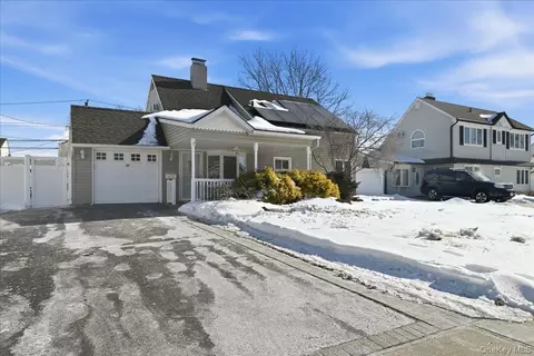 29 Disc Ln, Wantagh, NY 11793