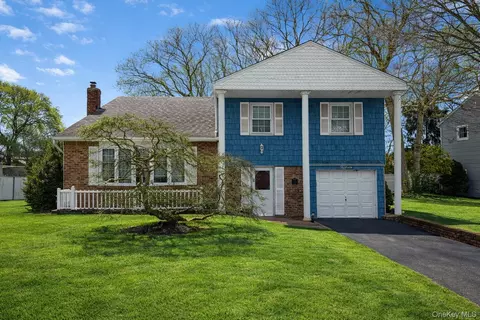 15 Palm St, Selden, NY 11784