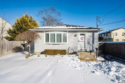 249 Hampton Rd, West Babylon, NY 11704