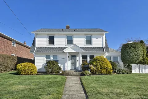 458 Pennsylvania Ave, North Hempstead, NY 11596