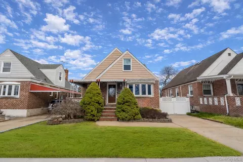 5643 195th St, Fresh Meadows, NY 11365