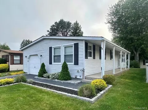 16 Village Cir E, Manorville, NY 11949