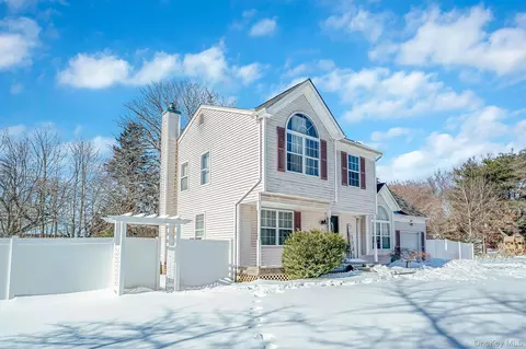 49 Flamingo Rd, Rocky Point, NY 11778