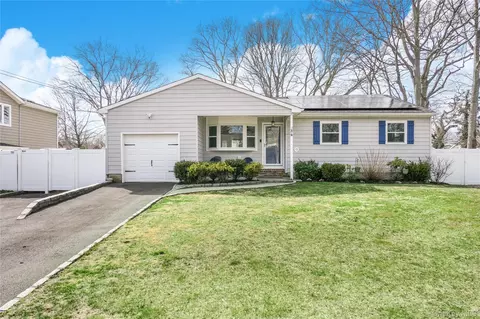 84 Bieselin Rd, Bellport, NY 11713