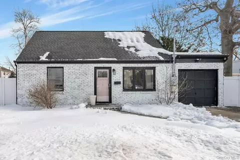 35 Kenwood Ave, Massapequa, NY 11758
