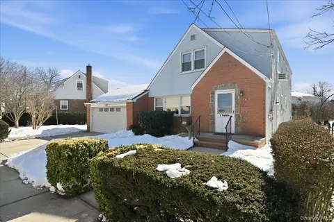 26 Terrace Ave, Floral Park, NY 11001