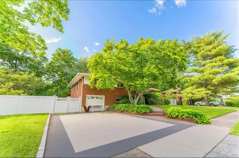 105 Seaman Rd, Jericho, NY 11753