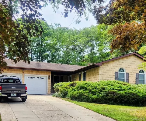 38 Maria Ct, Holbrook, NY 11741