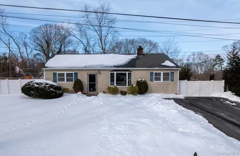 19 Larch Rd, Rocky Point, NY 11778