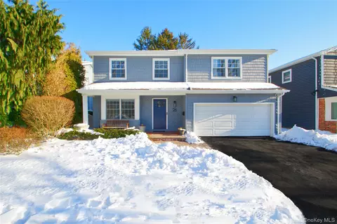 26 Marlin Ln, North Hempstead, NY 11050