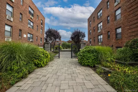 1 Jefferson Ave #A12, Rockville Centre, NY 11570