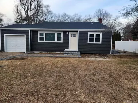 1550 N Gardiner Dr, Bay Shore, NY 11706