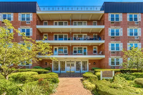 70 North Grv #1N, Freeport, NY 11520