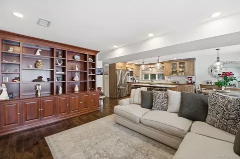 16215 85th St, New York, NY 11414