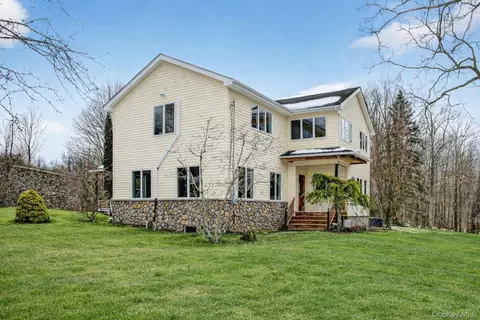 558 Pine Hill Rd, Chester, NY 10918
