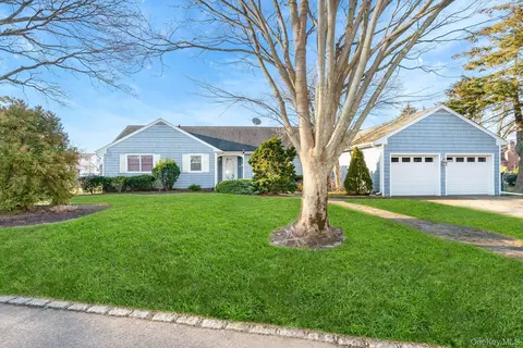 281 Richmond Ave, Amityville, NY 11701