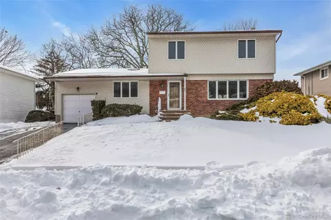 68 Beaumont Dr, Plainview, NY 11803