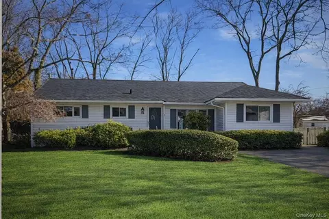25 Rogers Ln, Smithtown, NY 11787