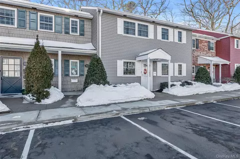 1055 Village Dr #1055, Hauppauge, NY 11788