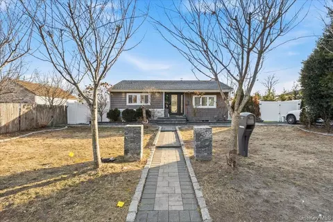 28 Hemlock St, Central Islip, NY 11722