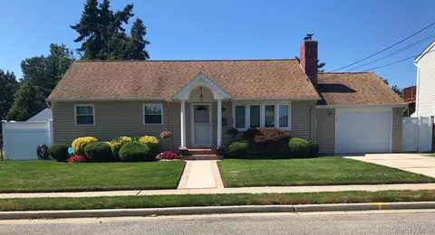 113 Kuhl Ave, Hicksville, NY 11801