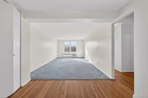 66-10 Thornton Pl #4C, New York, NY 11374