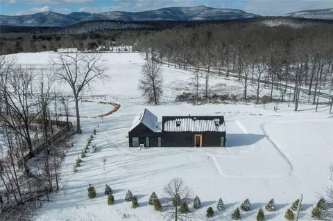 3 Schoolhouse Rd, Saugerties, NY 12477