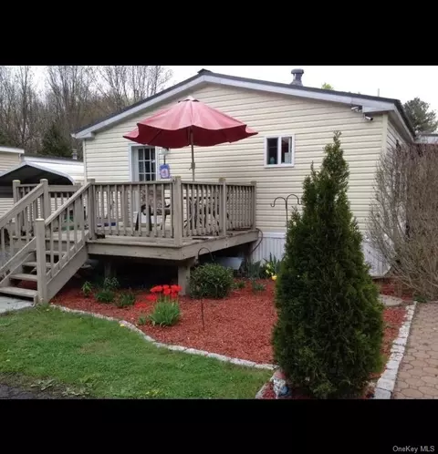 9 Pine Grove Dr, Beekman, NY 12570