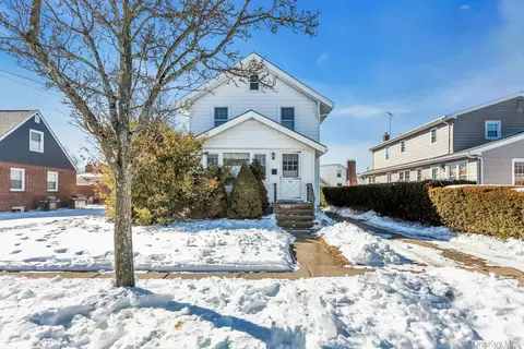 463 S 3rd St, Lindenhurst, NY 11757