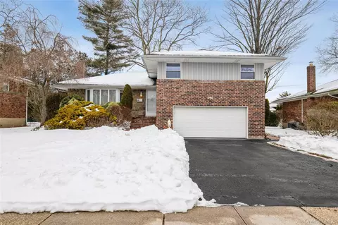 15 Center Dr, Syosset, NY 11791