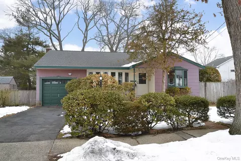 11 Cherokee St, Massapequa, NY 11758
