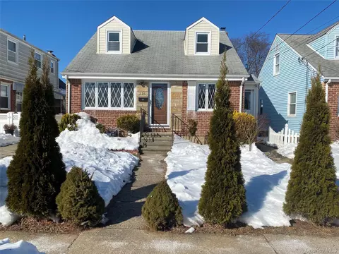 216 Raff Ave, North Hempstead, NY 11501