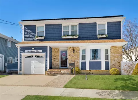 130 Oakview Ave, Farmingdale, NY 11735