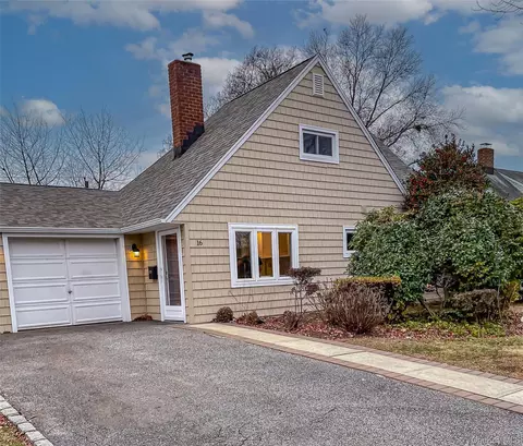 16 Sleepy Ln, Hicksville, NY 11801