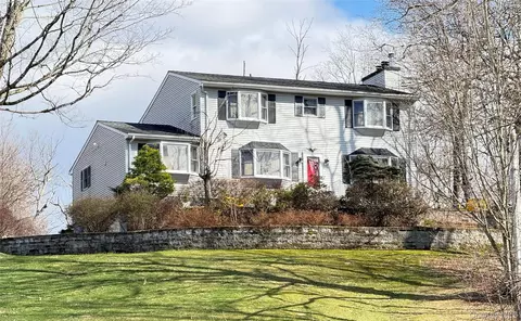 4 Chaucer Rd, Staatsburg, NY 12580