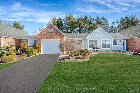 35 Chippendale Dr, Mount Sinai, NY 11766