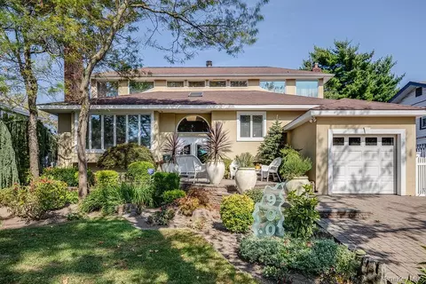 900 Kilmer Ln, Valley Stream, NY 11581