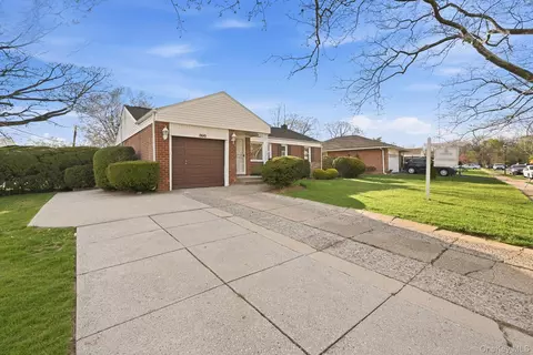 896 School Dr, Baldwin, NY 11510