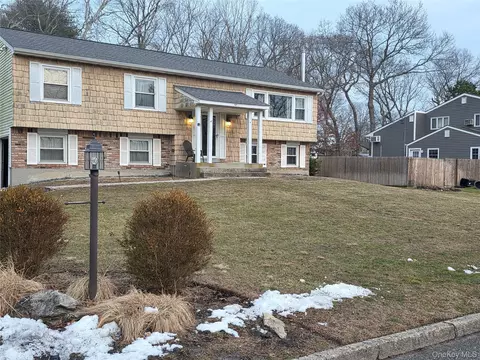 15 Canterbury Dr, Coram, NY 11727