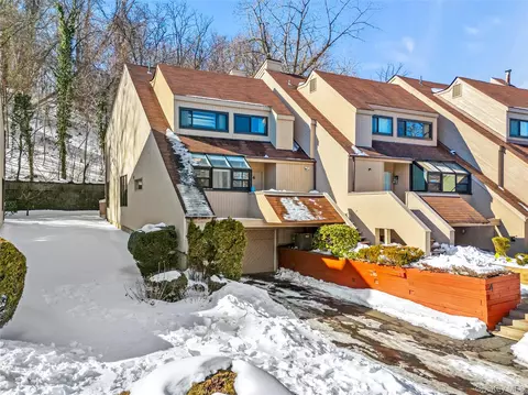 4 John Bean Ct, North Hempstead, NY 11050