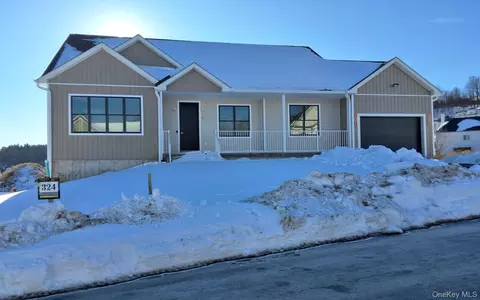 57 Southfield Fls, Monroe, NY 10950