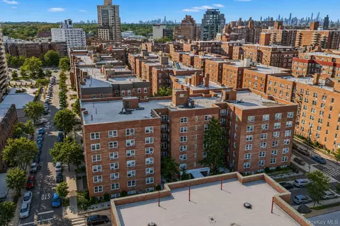 72-10 112th St #3B, Forest Hills, NY 11375
