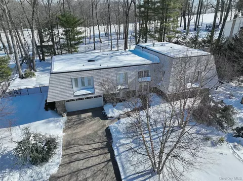 15 Windgate Dr, Clarkstown, NY 10956