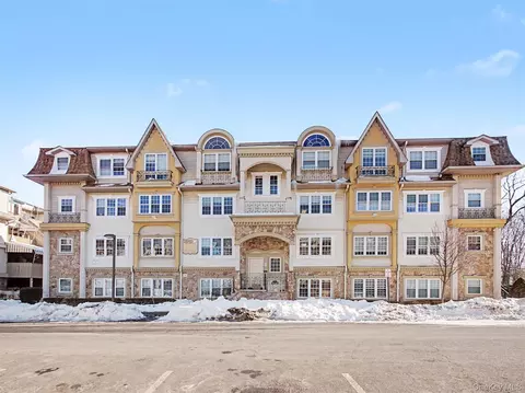 9 Elm St #201, Ramapo, NY 10977